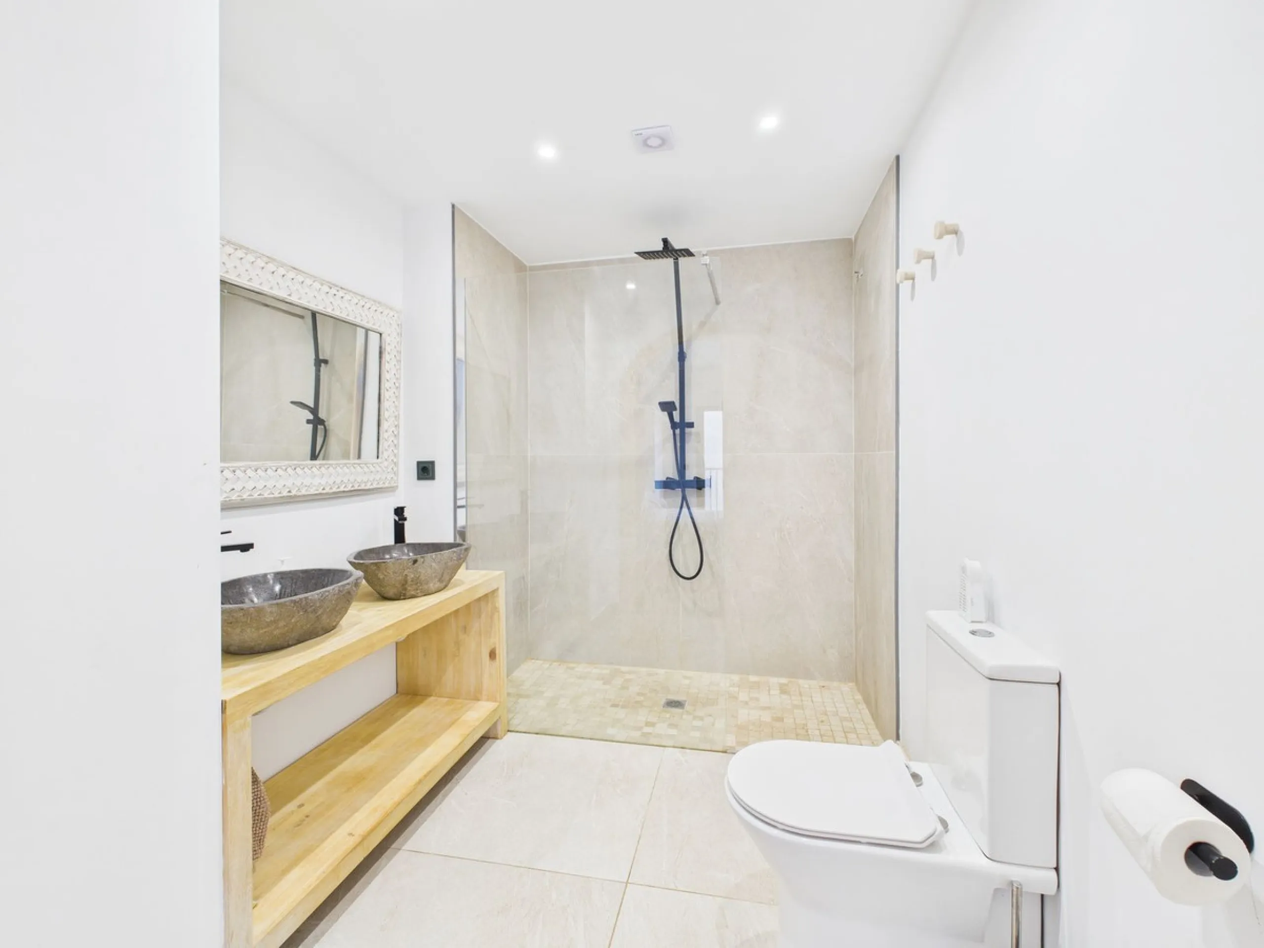 Beachside Elegance Meets Modern Luxury – Fully Renovated 3-Bed Apartment with Airbnb License at Marina Duquesa