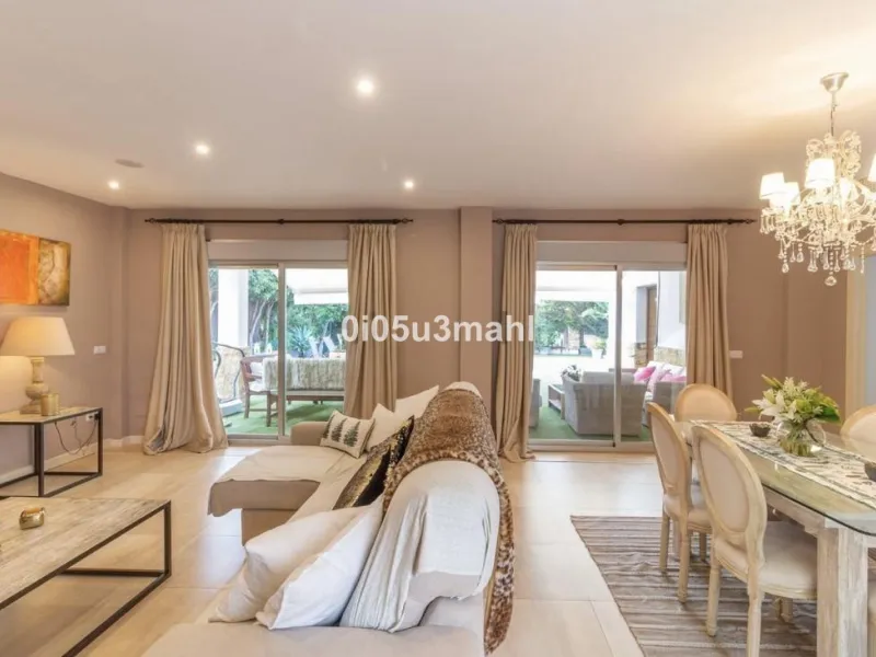 House - Detached Villa в продаже в Málaga, Málaga. В доме 5 спален и 4 ванных комнат. Площадь дома 480 м². Площадь участка 1000 м²