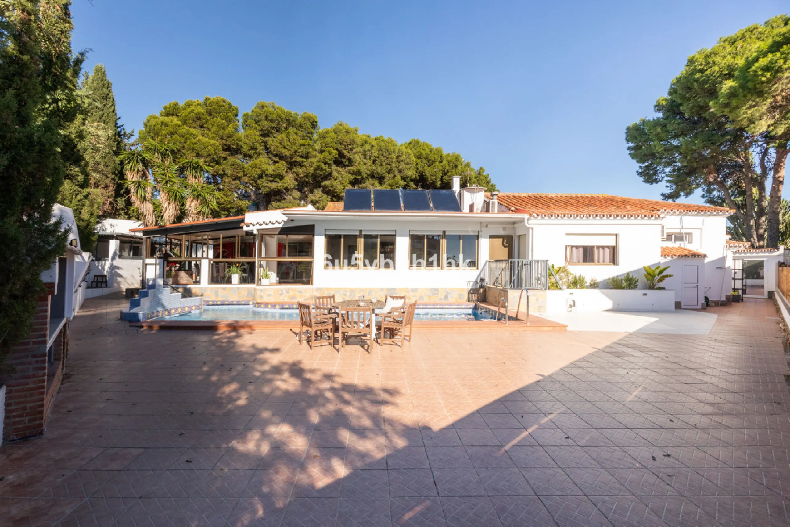 Discover this magnificent single-storey detached house located in El Pinillo, just 7 minutes' walk from the Cercanías train station, Mercadona, Carrefour, and a full range of services. Set in a quiet, family-friendly area with south-facing orientation, th