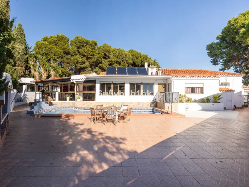Discover this magnificent single-storey detached house located in El Pinillo, just 7 minutes' walk from the Cercanías train station, Mercadona, Carrefour, and a full range of services. Set in a quiet, family-friendly area with south-facing orientation, th