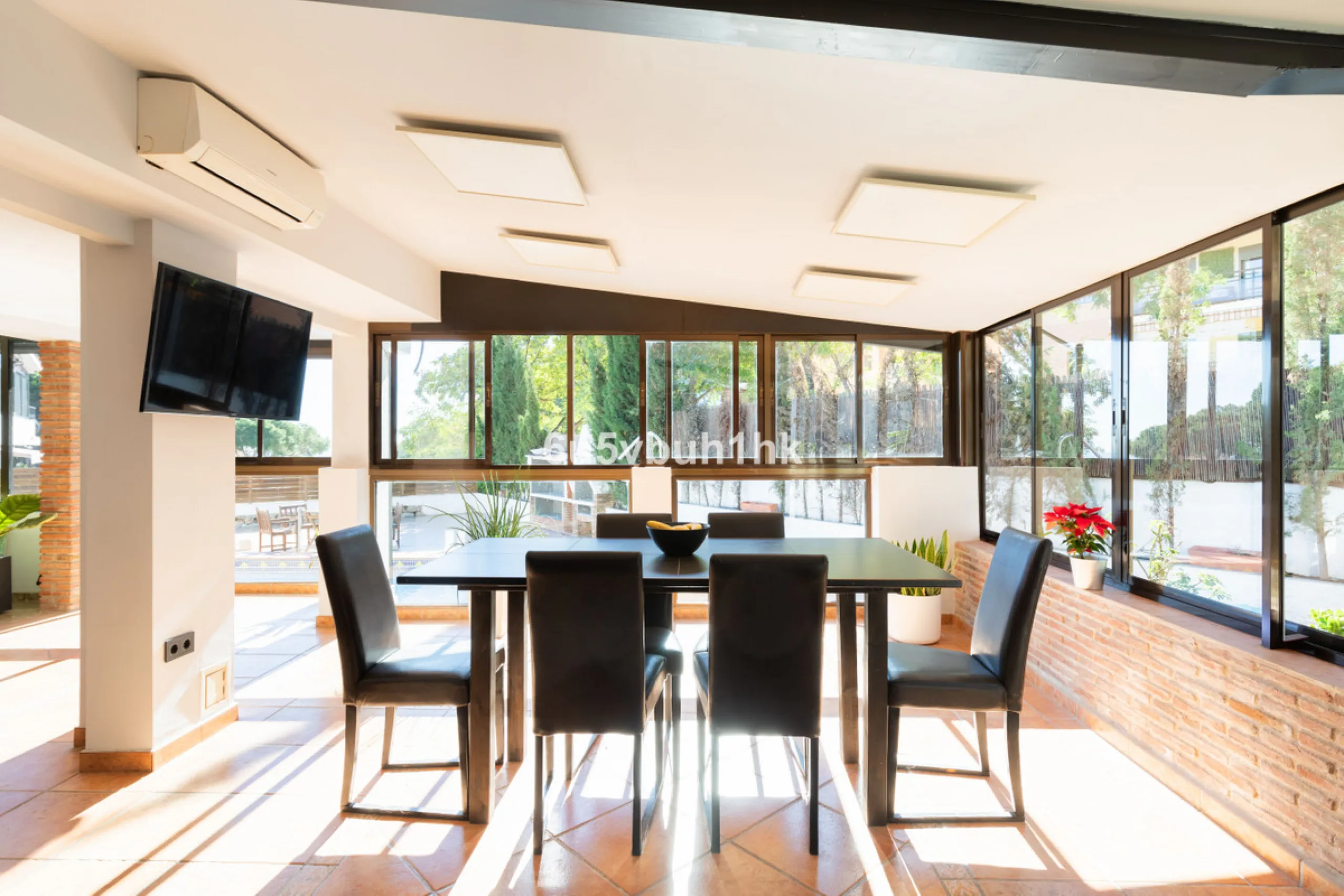 Discover this magnificent single-storey detached house located in El Pinillo, just 7 minutes' walk from the Cercanías train station, Mercadona, Carrefour, and a full range of services. Set in a quiet, family-friendly area with south-facing orientation, th
