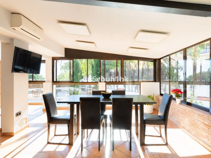 Discover this magnificent single-storey detached house located in El Pinillo, just 7 minutes' walk from the Cercanías train station, Mercadona, Carrefour, and a full range of services. Set in a quiet, family-friendly area with south-facing orientation, th