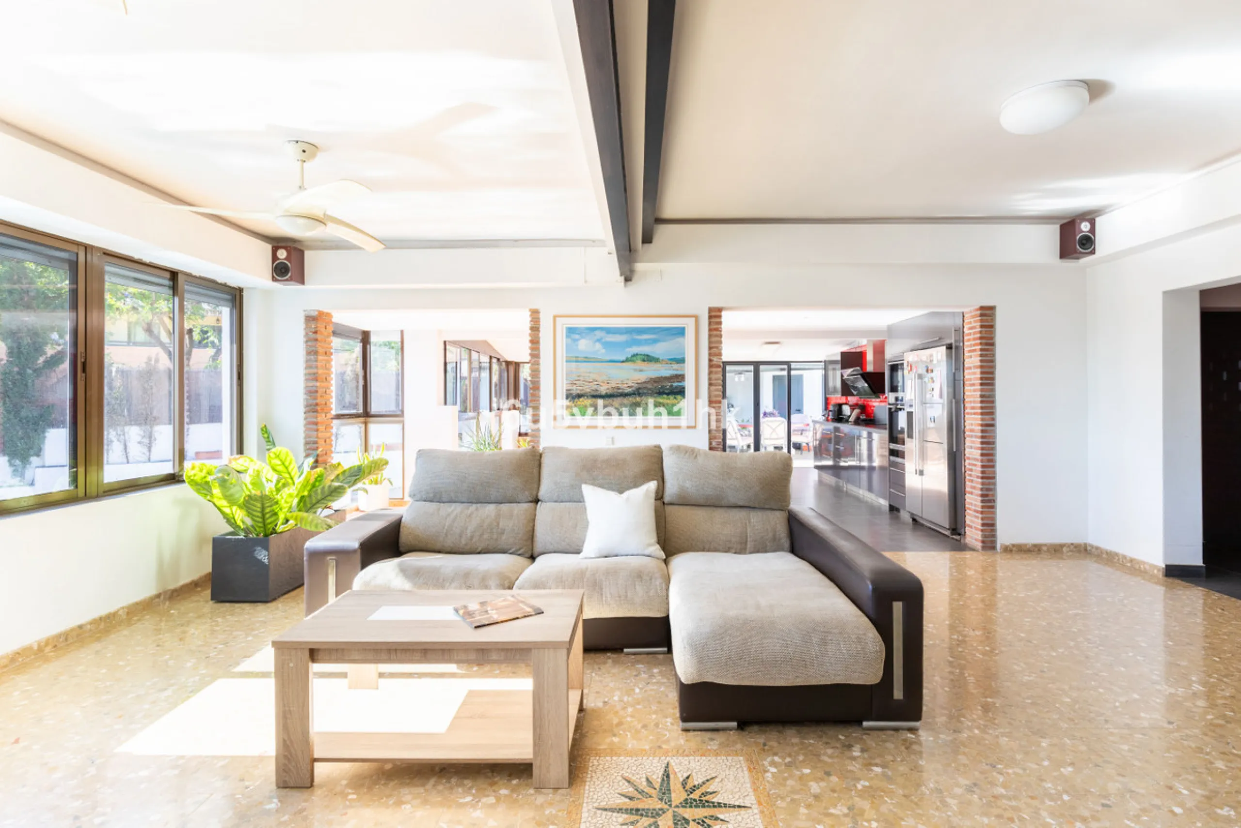 Discover this magnificent single-storey detached house located in El Pinillo, just 7 minutes' walk from the Cercanías train station, Mercadona, Carrefour, and a full range of services. Set in a quiet, family-friendly area with south-facing orientation, th