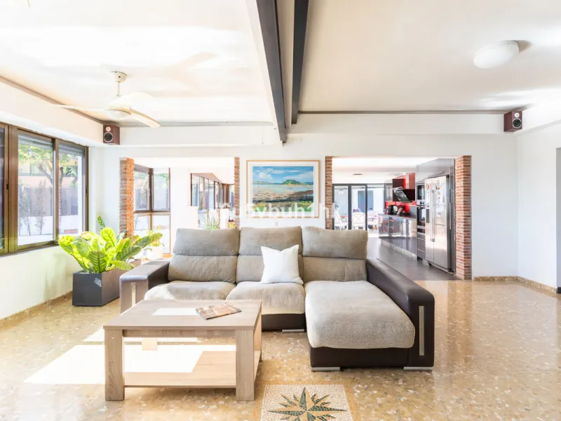 Discover this magnificent single-storey detached house located in El Pinillo, just 7 minutes' walk from the Cercanías train station, Mercadona, Carrefour, and a full range of services. Set in a quiet, family-friendly area with south-facing orientation, th