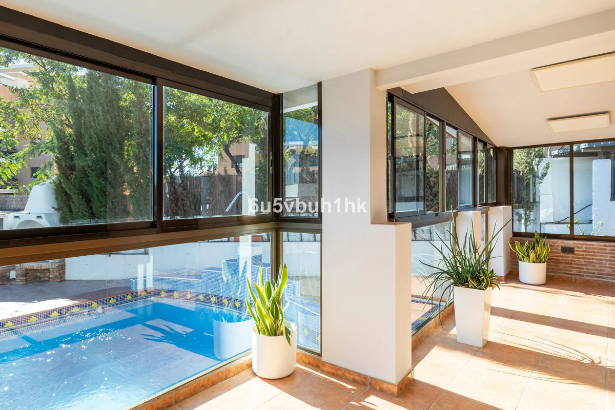 Discover this magnificent single-storey detached house located in El Pinillo, just 7 minutes' walk from the Cercanías train station, Mercadona, Carrefour, and a full range of services. Set in a quiet, family-friendly area with south-facing orientation, th