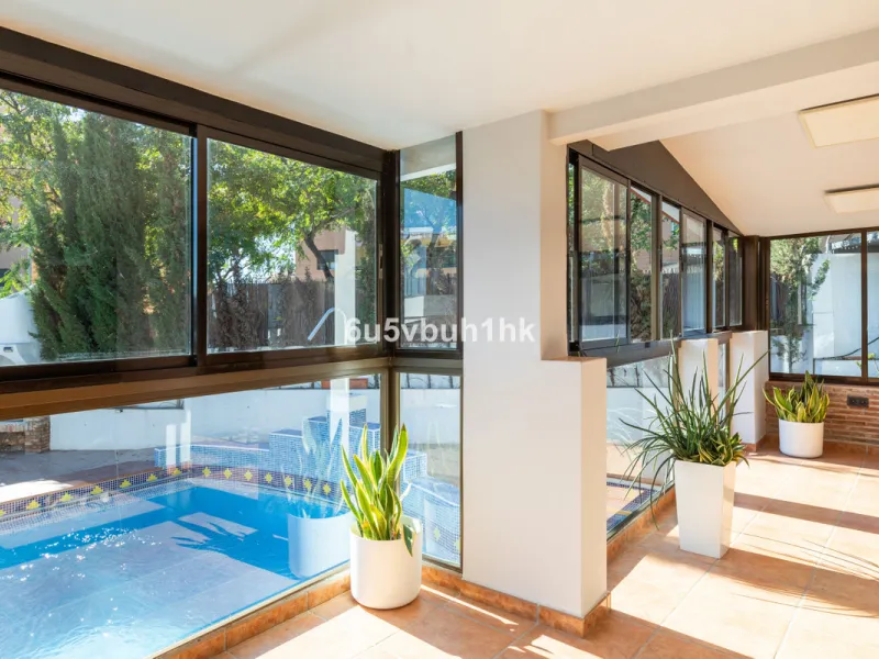 Discover this magnificent single-storey detached house located in El Pinillo, just 7 minutes' walk from the Cercanías train station, Mercadona, Carrefour, and a full range of services. Set in a quiet, family-friendly area with south-facing orientation, th