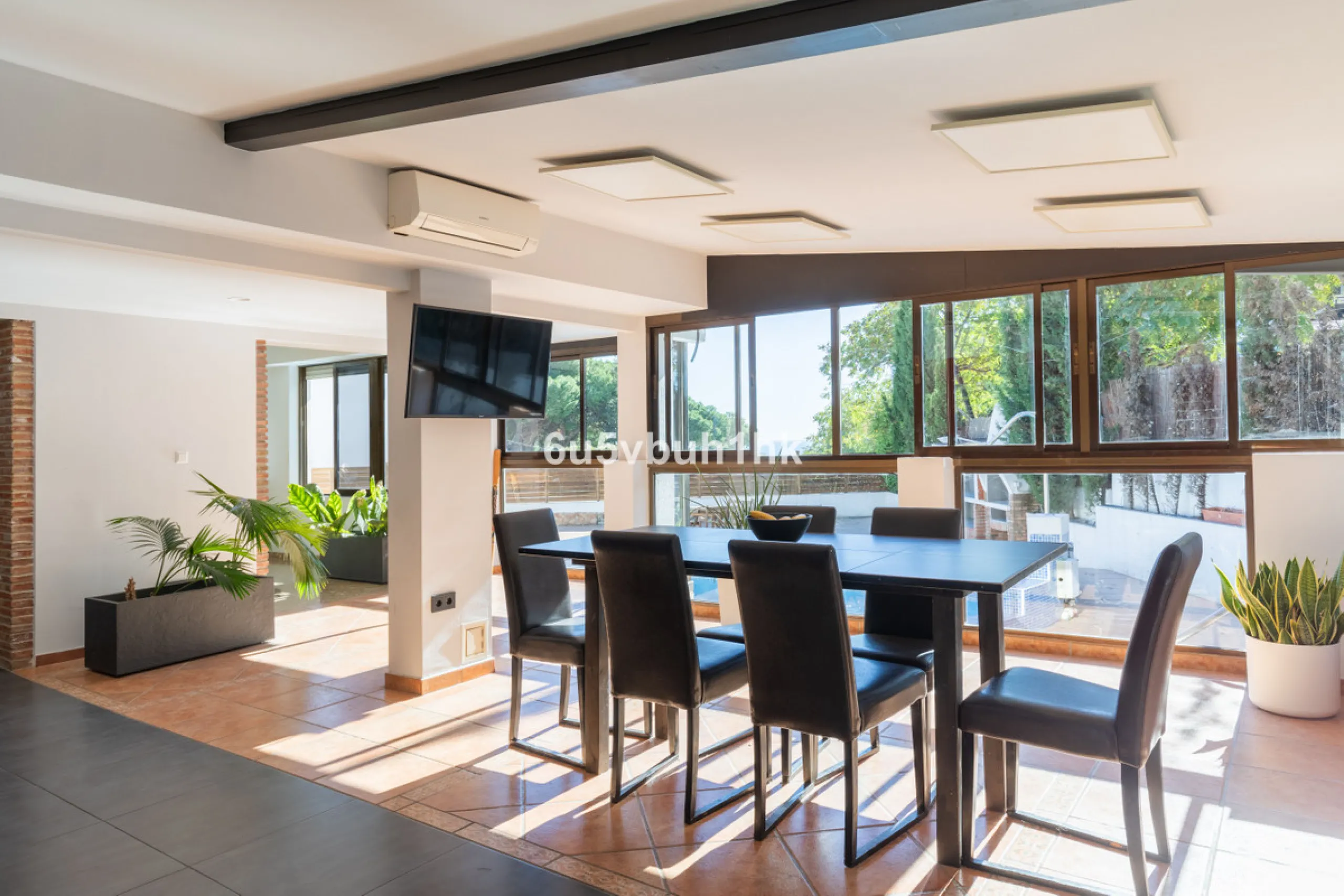 Discover this magnificent single-storey detached house located in El Pinillo, just 7 minutes' walk from the Cercanías train station, Mercadona, Carrefour, and a full range of services. Set in a quiet, family-friendly area with south-facing orientation, th