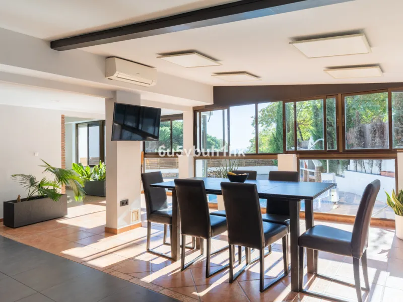 Discover this magnificent single-storey detached house located in El Pinillo, just 7 minutes' walk from the Cercanías train station, Mercadona, Carrefour, and a full range of services. Set in a quiet, family-friendly area with south-facing orientation, th