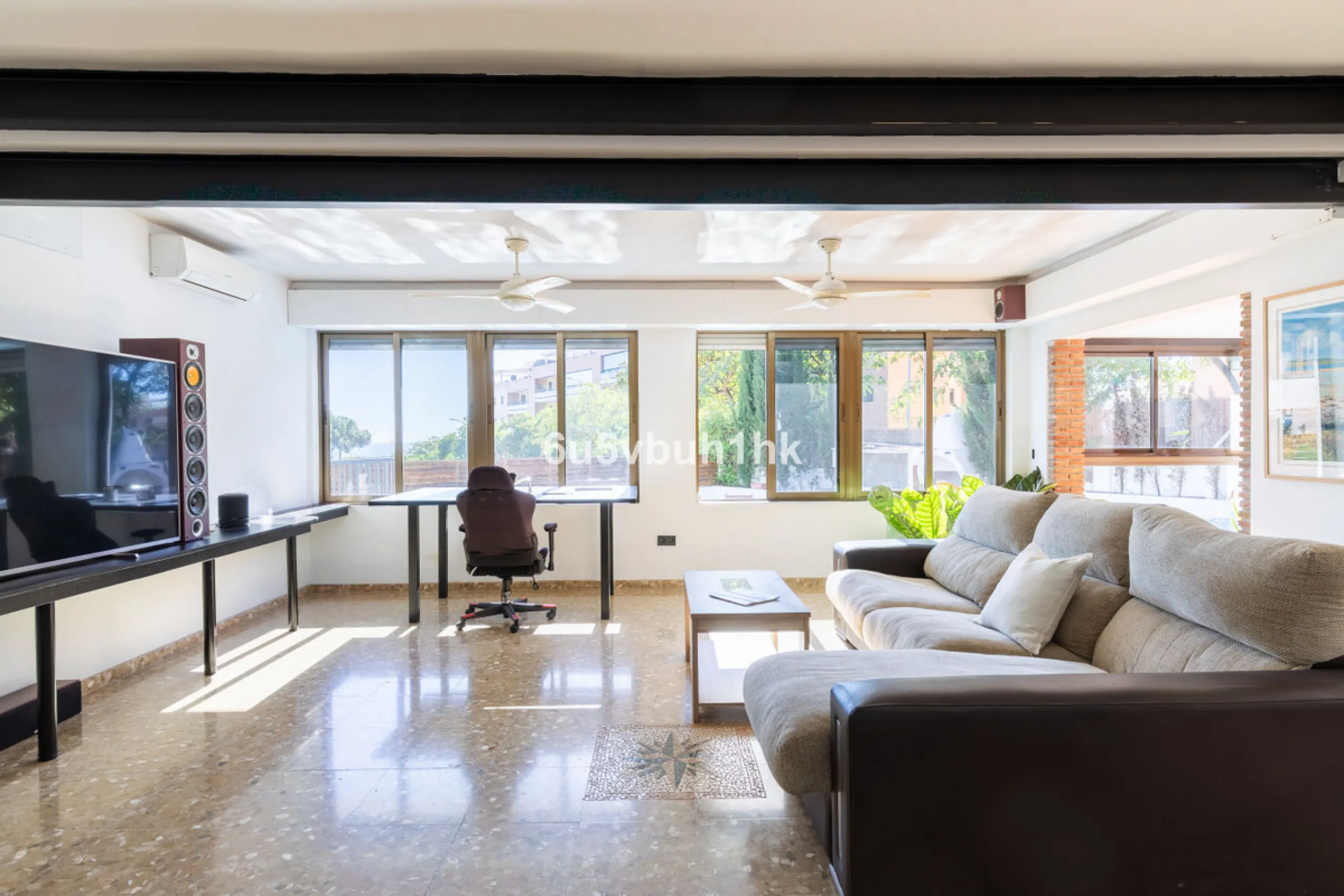 Discover this magnificent single-storey detached house located in El Pinillo, just 7 minutes' walk from the Cercanías train station, Mercadona, Carrefour, and a full range of services. Set in a quiet, family-friendly area with south-facing orientation, th