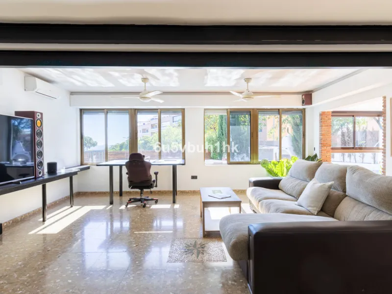 Discover this magnificent single-storey detached house located in El Pinillo, just 7 minutes' walk from the Cercanías train station, Mercadona, Carrefour, and a full range of services. Set in a quiet, family-friendly area with south-facing orientation, th