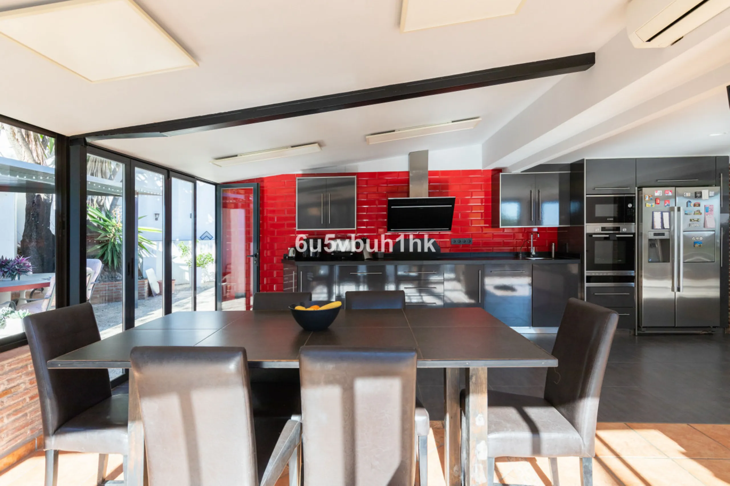 Discover this magnificent single-storey detached house located in El Pinillo, just 7 minutes' walk from the Cercanías train station, Mercadona, Carrefour, and a full range of services. Set in a quiet, family-friendly area with south-facing orientation, th