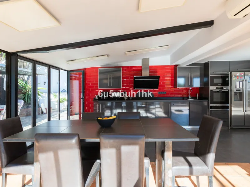 Discover this magnificent single-storey detached house located in El Pinillo, just 7 minutes' walk from the Cercanías train station, Mercadona, Carrefour, and a full range of services. Set in a quiet, family-friendly area with south-facing orientation, th