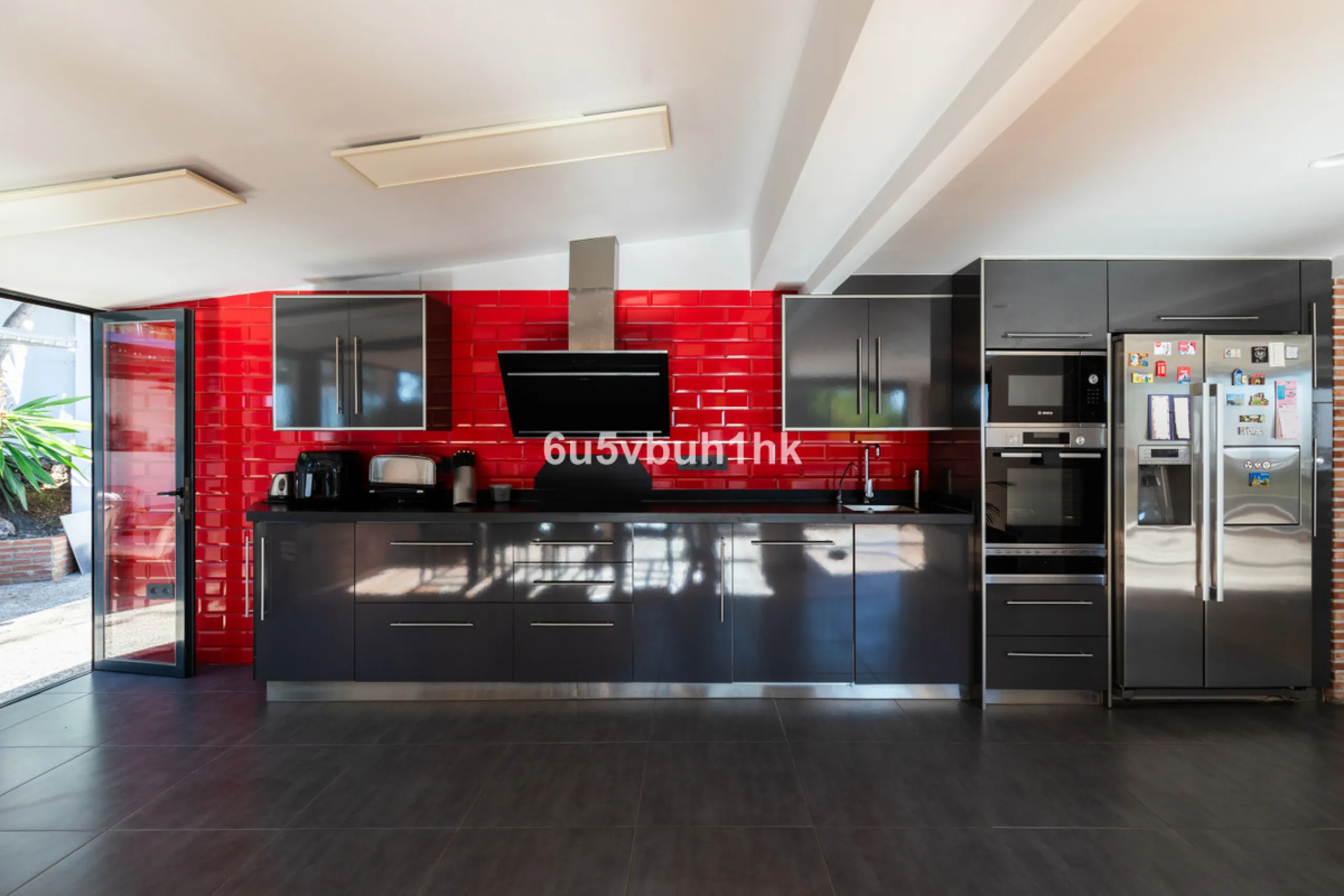 Discover this magnificent single-storey detached house located in El Pinillo, just 7 minutes' walk from the Cercanías train station, Mercadona, Carrefour, and a full range of services. Set in a quiet, family-friendly area with south-facing orientation, th