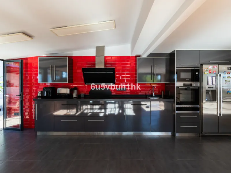 Discover this magnificent single-storey detached house located in El Pinillo, just 7 minutes' walk from the Cercanías train station, Mercadona, Carrefour, and a full range of services. Set in a quiet, family-friendly area with south-facing orientation, th