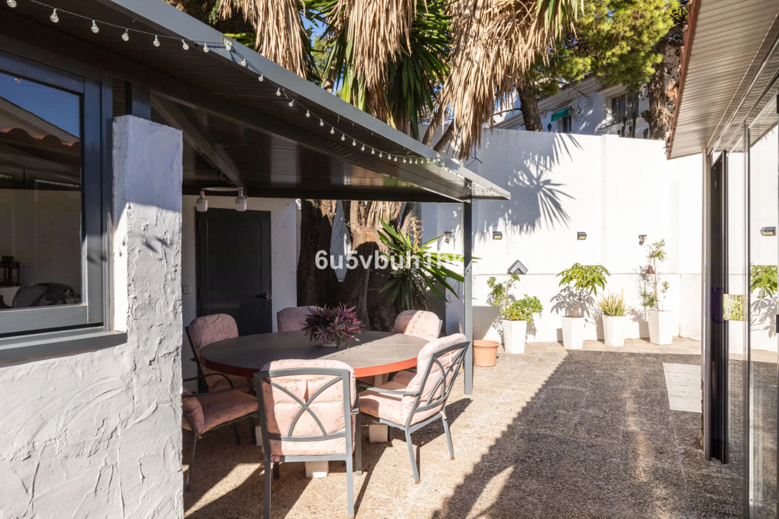 Discover this magnificent single-storey detached house located in El Pinillo, just 7 minutes' walk from the Cercanías train station, Mercadona, Carrefour, and a full range of services. Set in a quiet, family-friendly area with south-facing orientation, th