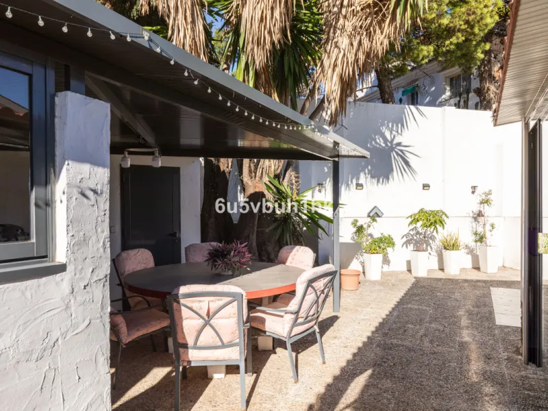 Discover this magnificent single-storey detached house located in El Pinillo, just 7 minutes' walk from the Cercanías train station, Mercadona, Carrefour, and a full range of services. Set in a quiet, family-friendly area with south-facing orientation, th