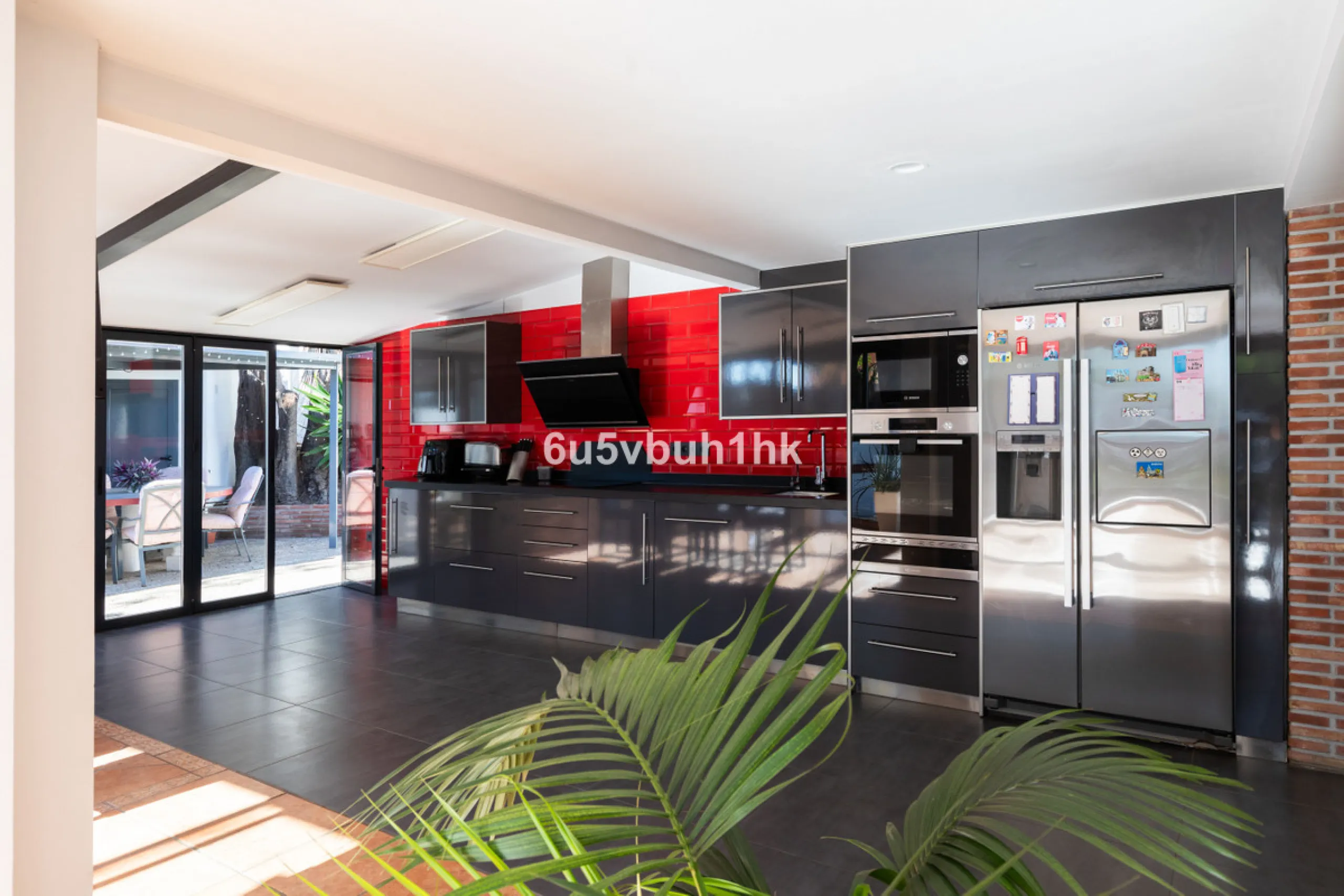 Discover this magnificent single-storey detached house located in El Pinillo, just 7 minutes' walk from the Cercanías train station, Mercadona, Carrefour, and a full range of services. Set in a quiet, family-friendly area with south-facing orientation, th