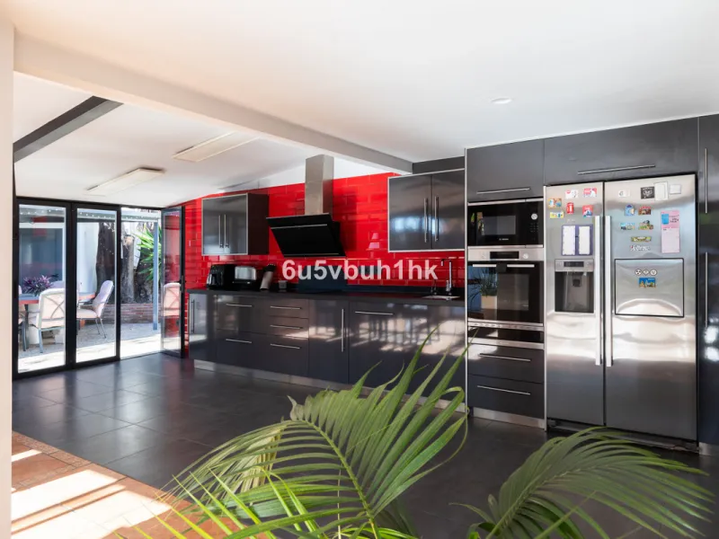 Discover this magnificent single-storey detached house located in El Pinillo, just 7 minutes' walk from the Cercanías train station, Mercadona, Carrefour, and a full range of services. Set in a quiet, family-friendly area with south-facing orientation, th
