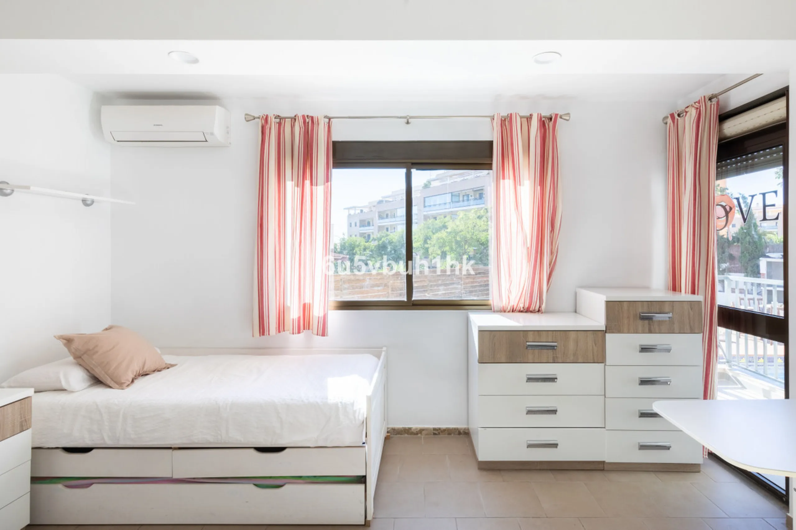 Discover this magnificent single-storey detached house located in El Pinillo, just 7 minutes' walk from the Cercanías train station, Mercadona, Carrefour, and a full range of services. Set in a quiet, family-friendly area with south-facing orientation, th