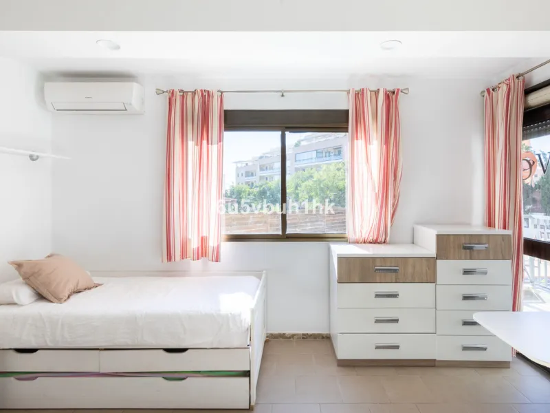 Discover this magnificent single-storey detached house located in El Pinillo, just 7 minutes' walk from the Cercanías train station, Mercadona, Carrefour, and a full range of services. Set in a quiet, family-friendly area with south-facing orientation, th