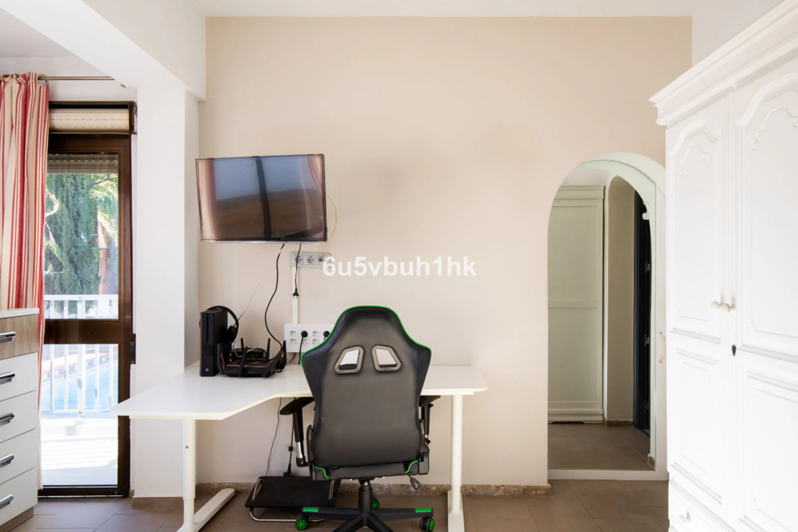 Discover this magnificent single-storey detached house located in El Pinillo, just 7 minutes' walk from the Cercanías train station, Mercadona, Carrefour, and a full range of services. Set in a quiet, family-friendly area with south-facing orientation, th