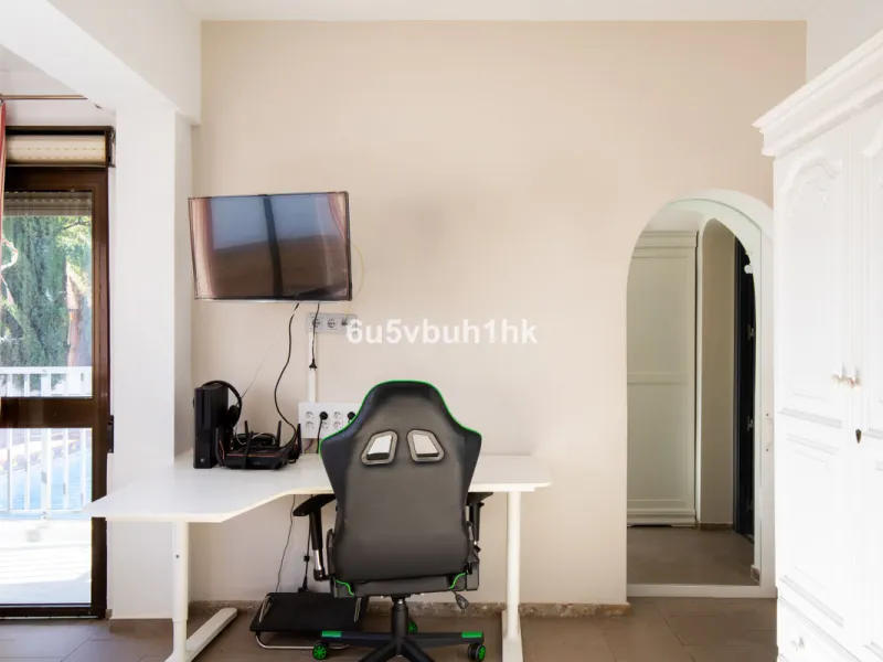 Discover this magnificent single-storey detached house located in El Pinillo, just 7 minutes' walk from the Cercanías train station, Mercadona, Carrefour, and a full range of services. Set in a quiet, family-friendly area with south-facing orientation, th