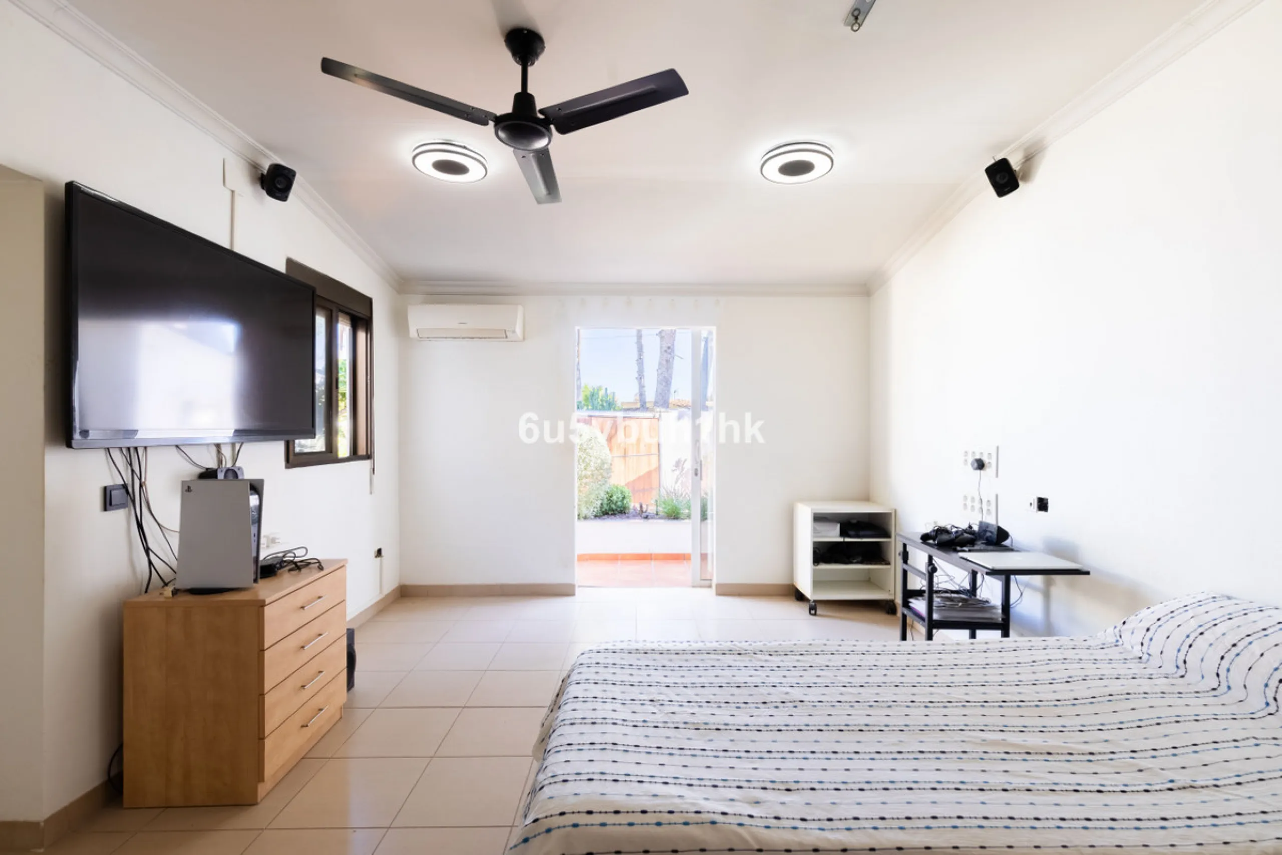 Discover this magnificent single-storey detached house located in El Pinillo, just 7 minutes' walk from the Cercanías train station, Mercadona, Carrefour, and a full range of services. Set in a quiet, family-friendly area with south-facing orientation, th