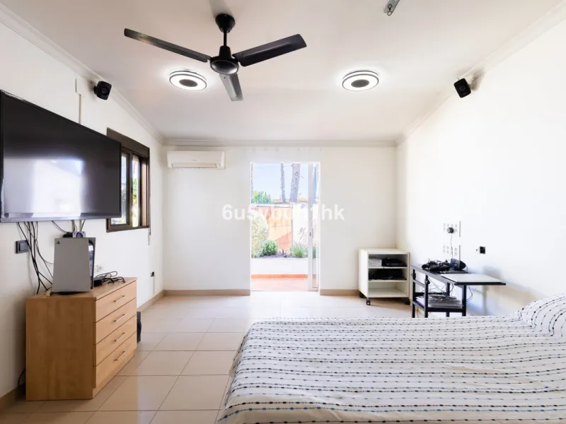 Discover this magnificent single-storey detached house located in El Pinillo, just 7 minutes' walk from the Cercanías train station, Mercadona, Carrefour, and a full range of services. Set in a quiet, family-friendly area with south-facing orientation, th
