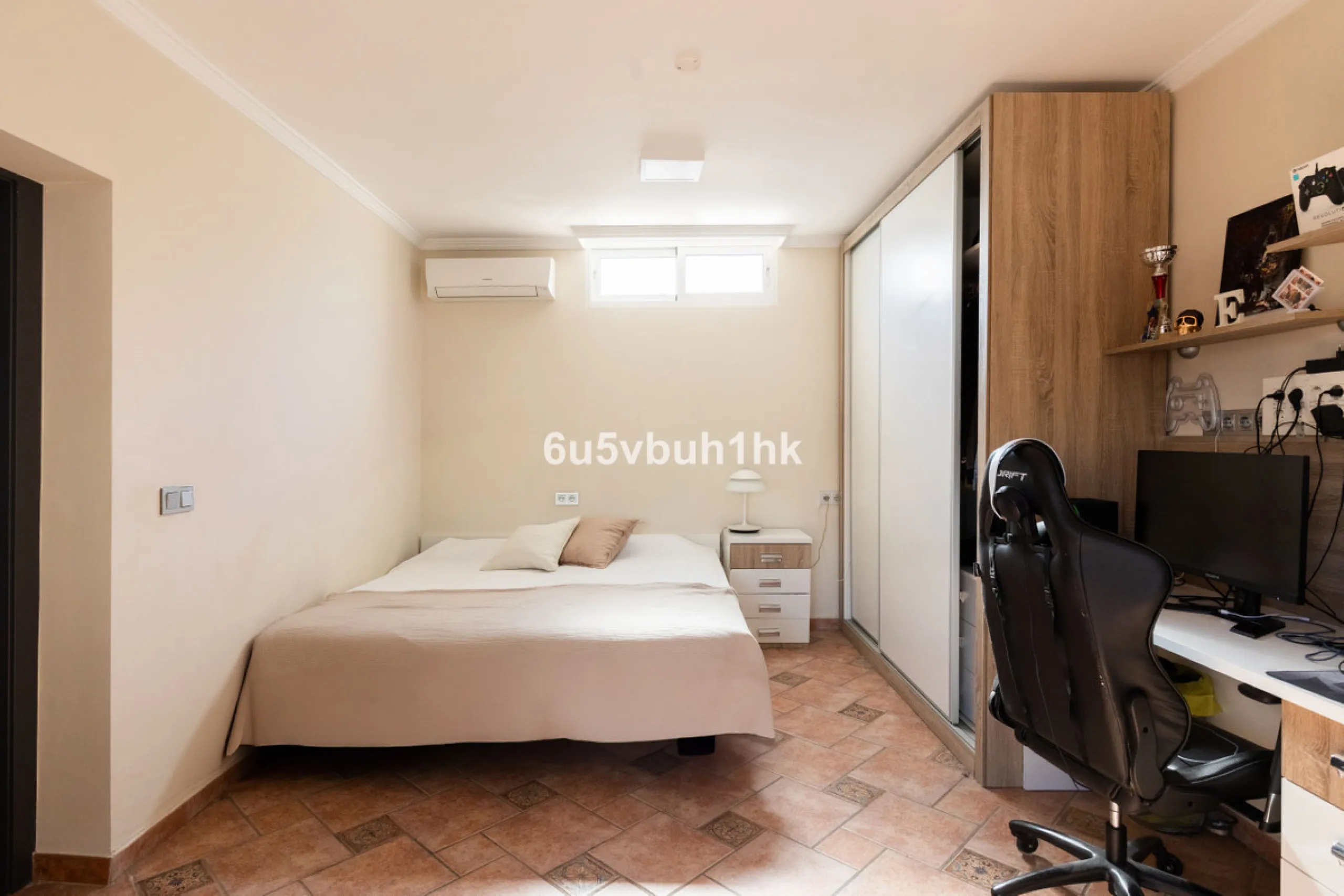 Discover this magnificent single-storey detached house located in El Pinillo, just 7 minutes' walk from the Cercanías train station, Mercadona, Carrefour, and a full range of services. Set in a quiet, family-friendly area with south-facing orientation, th