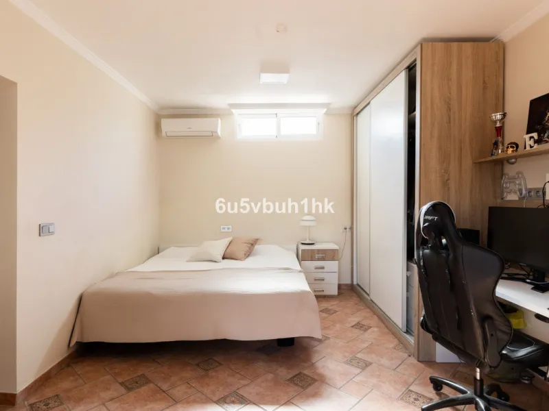 Discover this magnificent single-storey detached house located in El Pinillo, just 7 minutes' walk from the Cercanías train station, Mercadona, Carrefour, and a full range of services. Set in a quiet, family-friendly area with south-facing orientation, th
