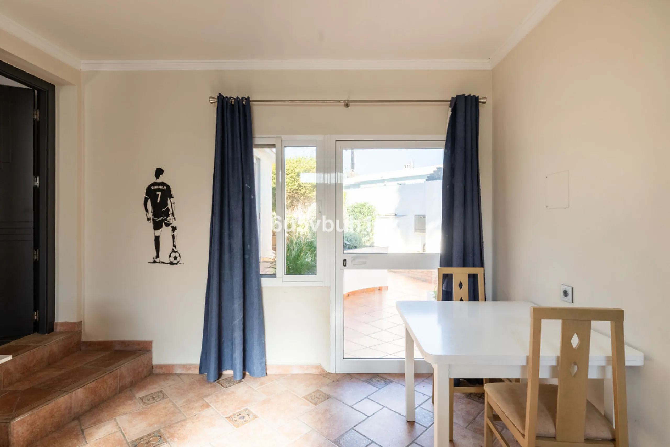 Discover this magnificent single-storey detached house located in El Pinillo, just 7 minutes' walk from the Cercanías train station, Mercadona, Carrefour, and a full range of services. Set in a quiet, family-friendly area with south-facing orientation, th