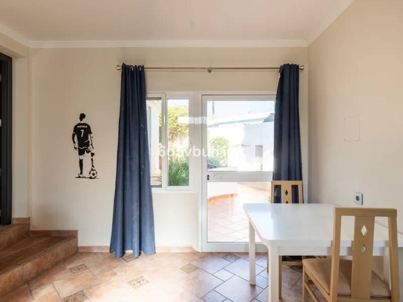 Discover this magnificent single-storey detached house located in El Pinillo, just 7 minutes' walk from the Cercanías train station, Mercadona, Carrefour, and a full range of services. Set in a quiet, family-friendly area with south-facing orientation, th
