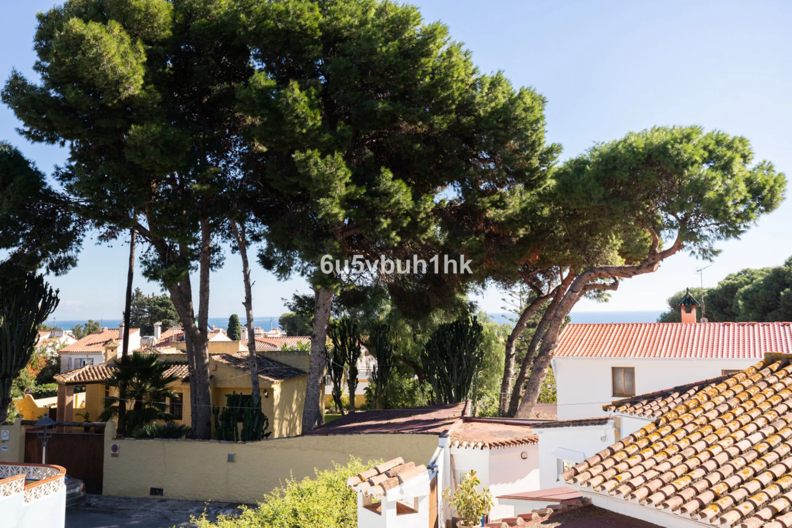 Discover this magnificent single-storey detached house located in El Pinillo, just 7 minutes' walk from the Cercanías train station, Mercadona, Carrefour, and a full range of services. Set in a quiet, family-friendly area with south-facing orientation, th