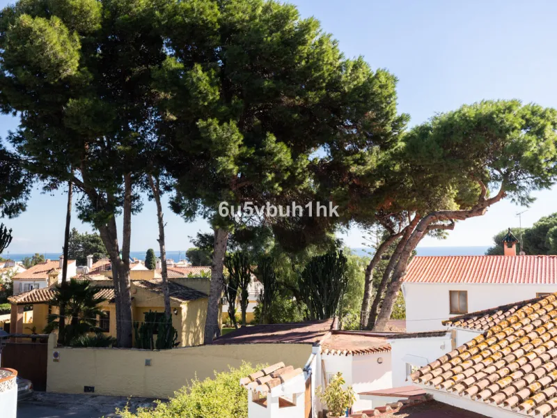 Discover this magnificent single-storey detached house located in El Pinillo, just 7 minutes' walk from the Cercanías train station, Mercadona, Carrefour, and a full range of services. Set in a quiet, family-friendly area with south-facing orientation, th