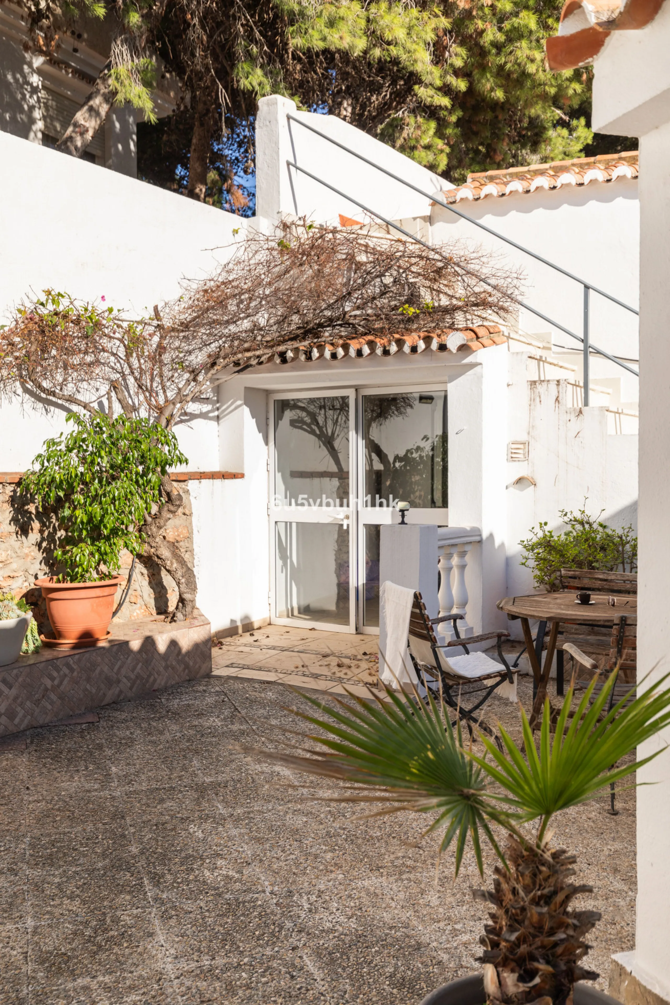Discover this magnificent single-storey detached house located in El Pinillo, just 7 minutes' walk from the Cercanías train station, Mercadona, Carrefour, and a full range of services. Set in a quiet, family-friendly area with south-facing orientation, th