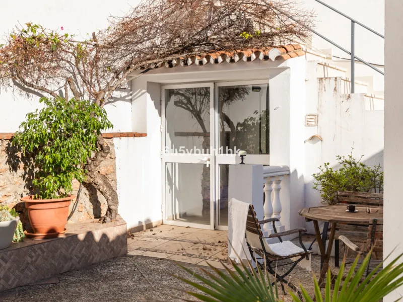 Discover this magnificent single-storey detached house located in El Pinillo, just 7 minutes' walk from the Cercanías train station, Mercadona, Carrefour, and a full range of services. Set in a quiet, family-friendly area with south-facing orientation, th