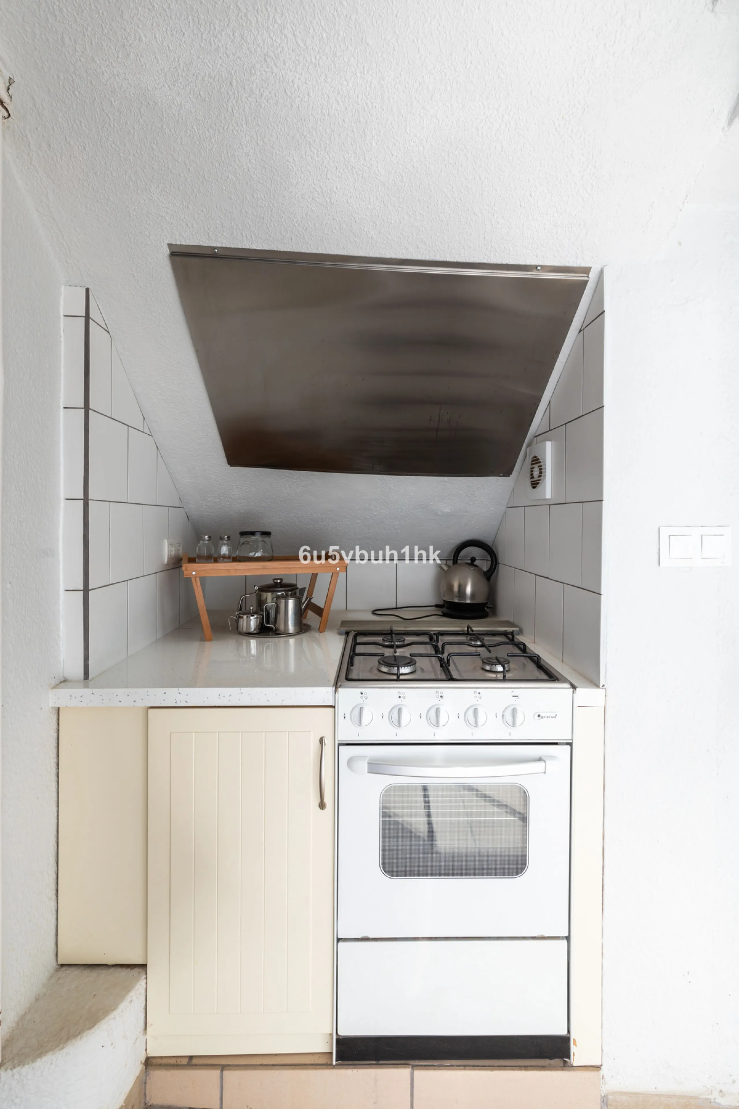 Discover this magnificent single-storey detached house located in El Pinillo, just 7 minutes' walk from the Cercanías train station, Mercadona, Carrefour, and a full range of services. Set in a quiet, family-friendly area with south-facing orientation, th
