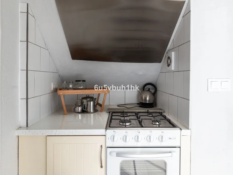 Discover this magnificent single-storey detached house located in El Pinillo, just 7 minutes' walk from the Cercanías train station, Mercadona, Carrefour, and a full range of services. Set in a quiet, family-friendly area with south-facing orientation, th