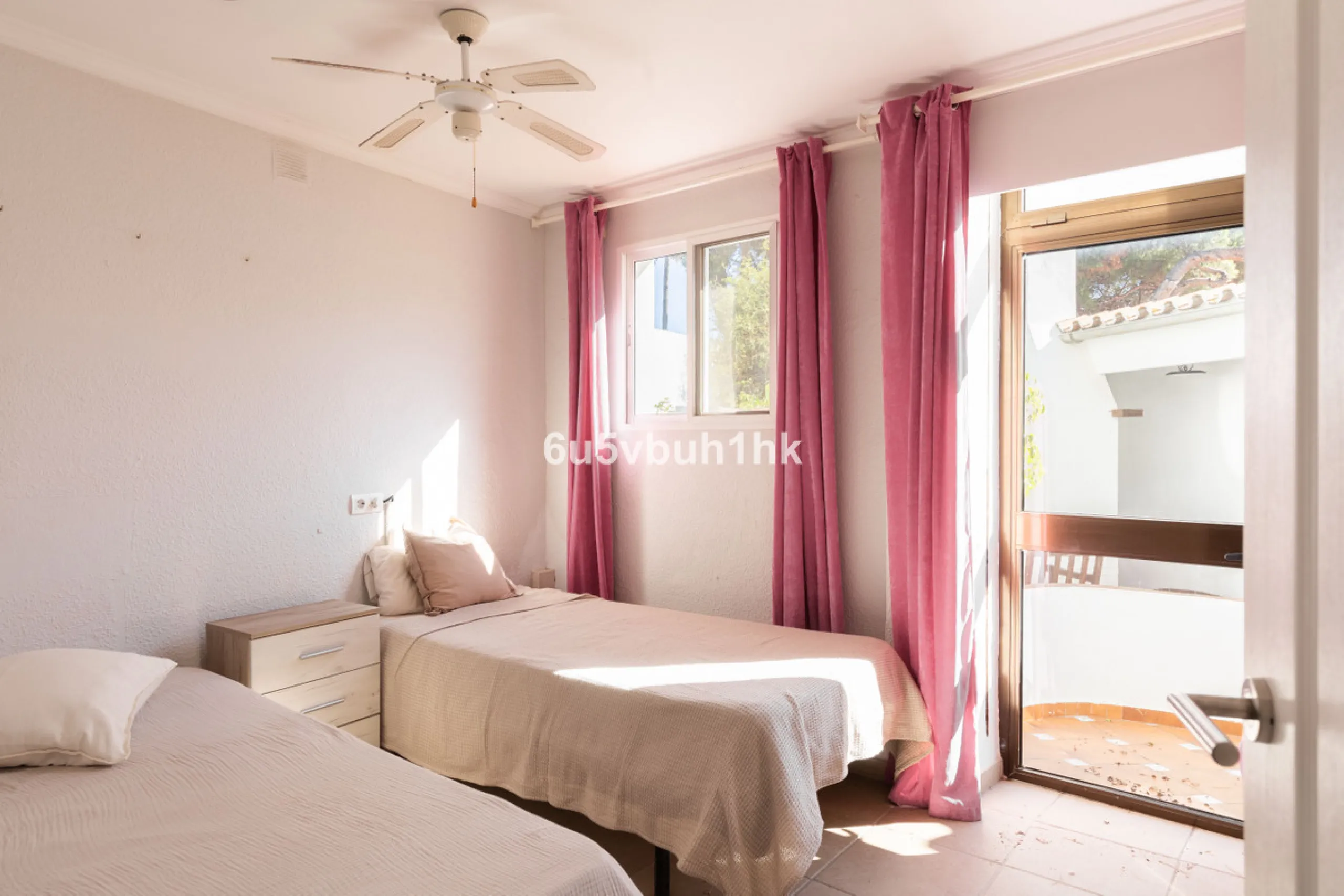 Discover this magnificent single-storey detached house located in El Pinillo, just 7 minutes' walk from the Cercanías train station, Mercadona, Carrefour, and a full range of services. Set in a quiet, family-friendly area with south-facing orientation, th