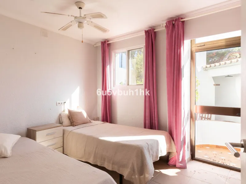 Discover this magnificent single-storey detached house located in El Pinillo, just 7 minutes' walk from the Cercanías train station, Mercadona, Carrefour, and a full range of services. Set in a quiet, family-friendly area with south-facing orientation, th