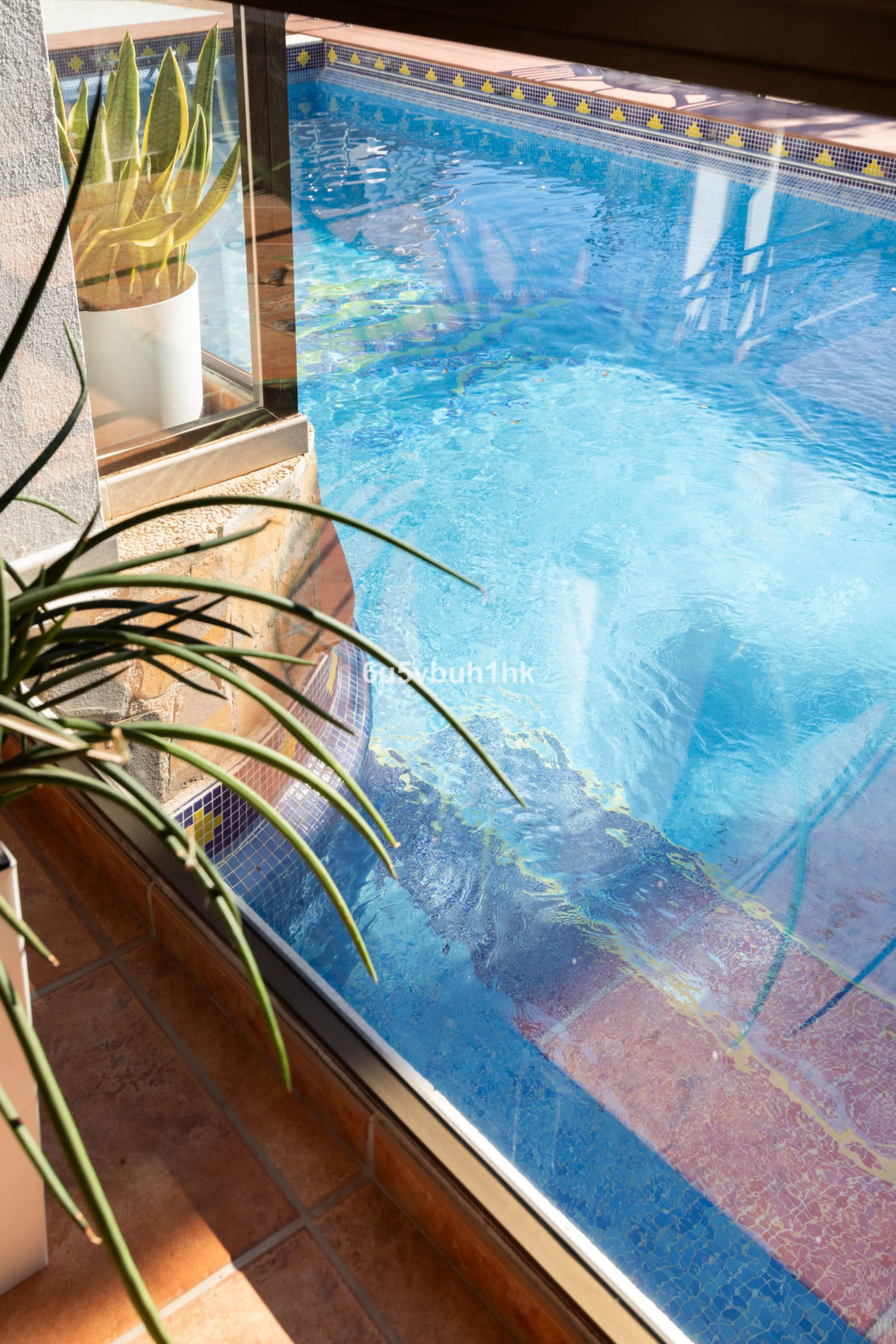 Discover this magnificent single-storey detached house located in El Pinillo, just 7 minutes' walk from the Cercanías train station, Mercadona, Carrefour, and a full range of services. Set in a quiet, family-friendly area with south-facing orientation, th