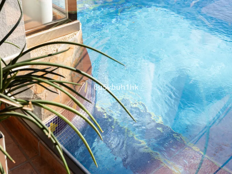Discover this magnificent single-storey detached house located in El Pinillo, just 7 minutes' walk from the Cercanías train station, Mercadona, Carrefour, and a full range of services. Set in a quiet, family-friendly area with south-facing orientation, th