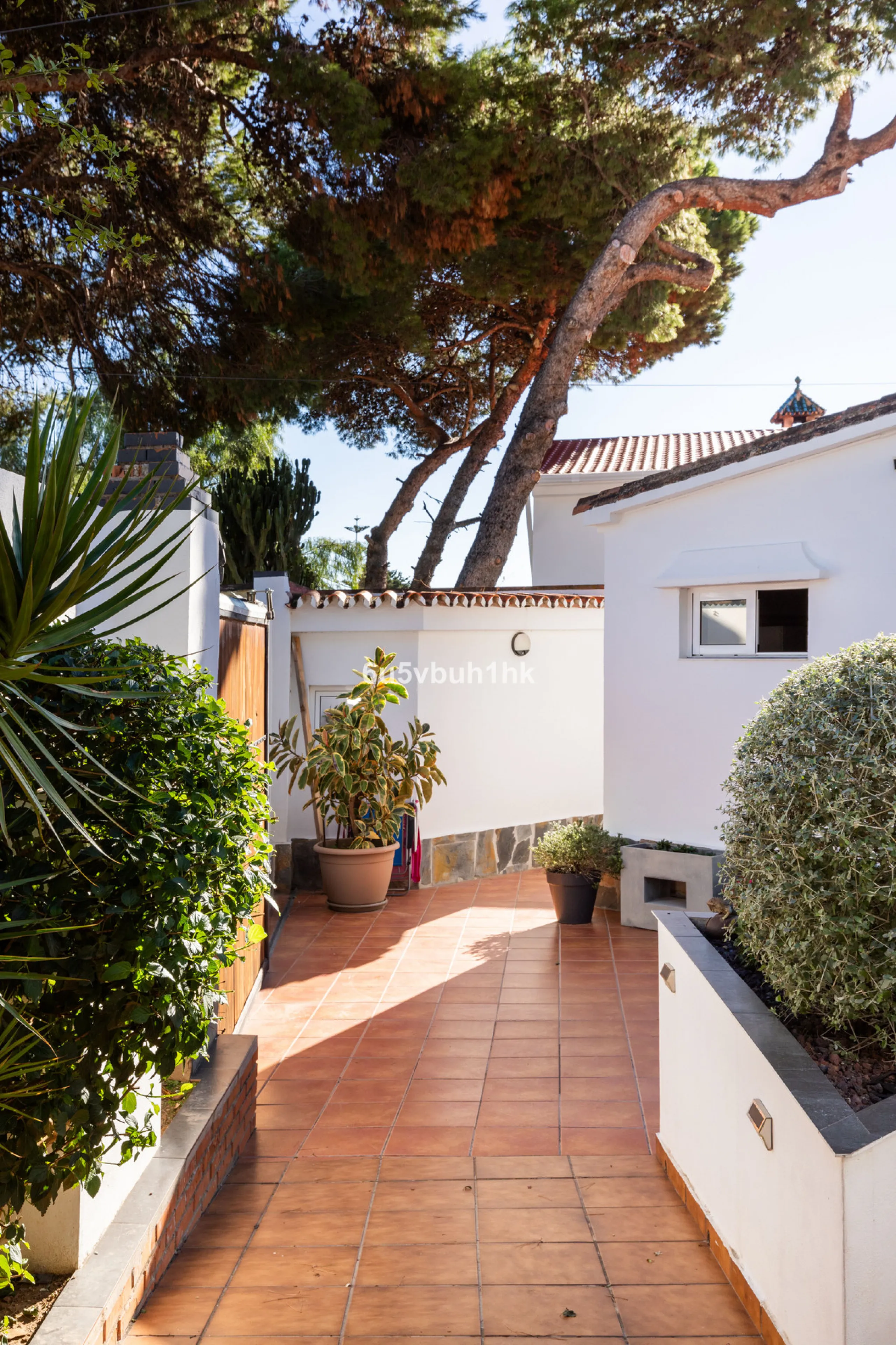Discover this magnificent single-storey detached house located in El Pinillo, just 7 minutes' walk from the Cercanías train station, Mercadona, Carrefour, and a full range of services. Set in a quiet, family-friendly area with south-facing orientation, th