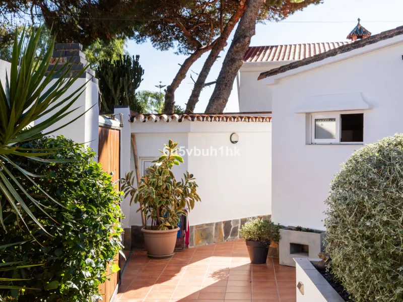 Discover this magnificent single-storey detached house located in El Pinillo, just 7 minutes' walk from the Cercanías train station, Mercadona, Carrefour, and a full range of services. Set in a quiet, family-friendly area with south-facing orientation, th