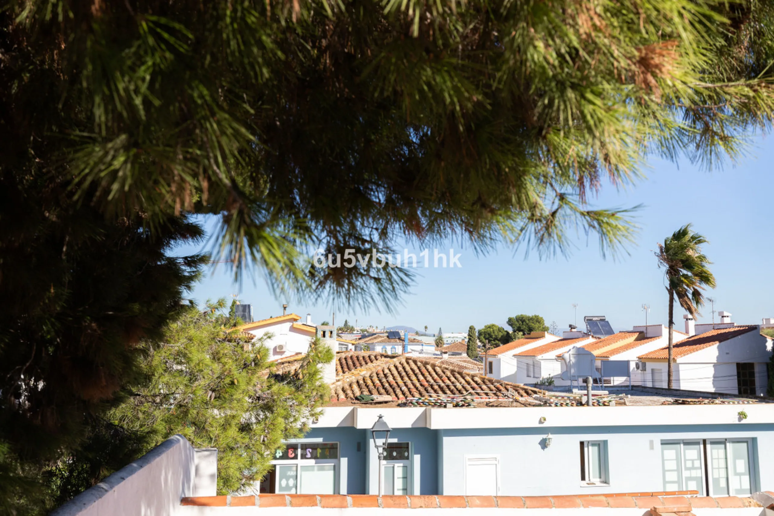 Discover this magnificent single-storey detached house located in El Pinillo, just 7 minutes' walk from the Cercanías train station, Mercadona, Carrefour, and a full range of services. Set in a quiet, family-friendly area with south-facing orientation, th