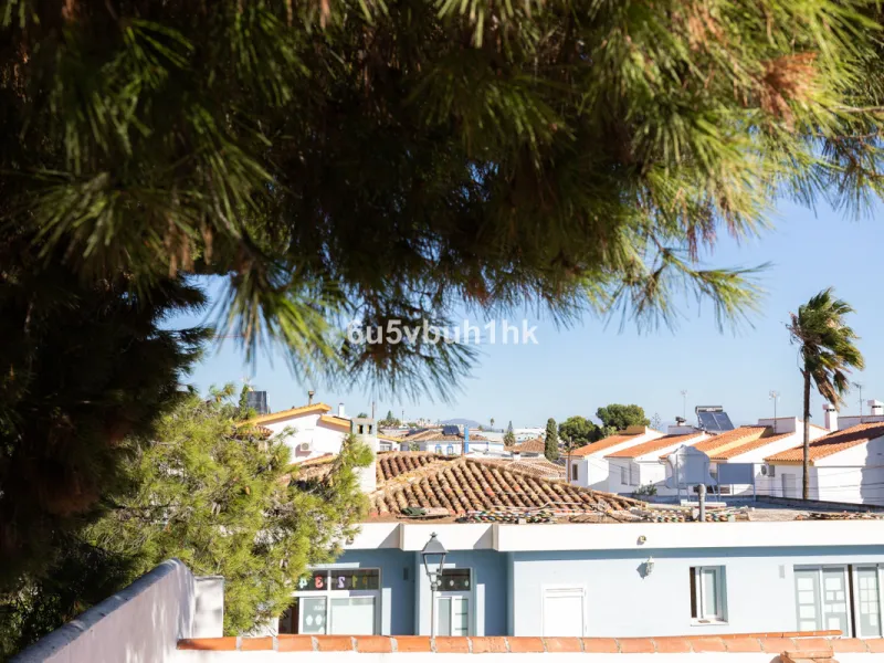 Discover this magnificent single-storey detached house located in El Pinillo, just 7 minutes' walk from the Cercanías train station, Mercadona, Carrefour, and a full range of services. Set in a quiet, family-friendly area with south-facing orientation, th