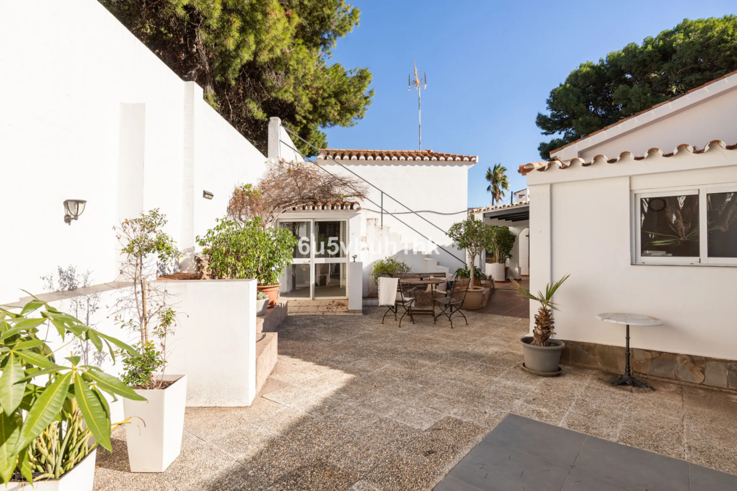 Discover this magnificent single-storey detached house located in El Pinillo, just 7 minutes' walk from the Cercanías train station, Mercadona, Carrefour, and a full range of services. Set in a quiet, family-friendly area with south-facing orientation, th