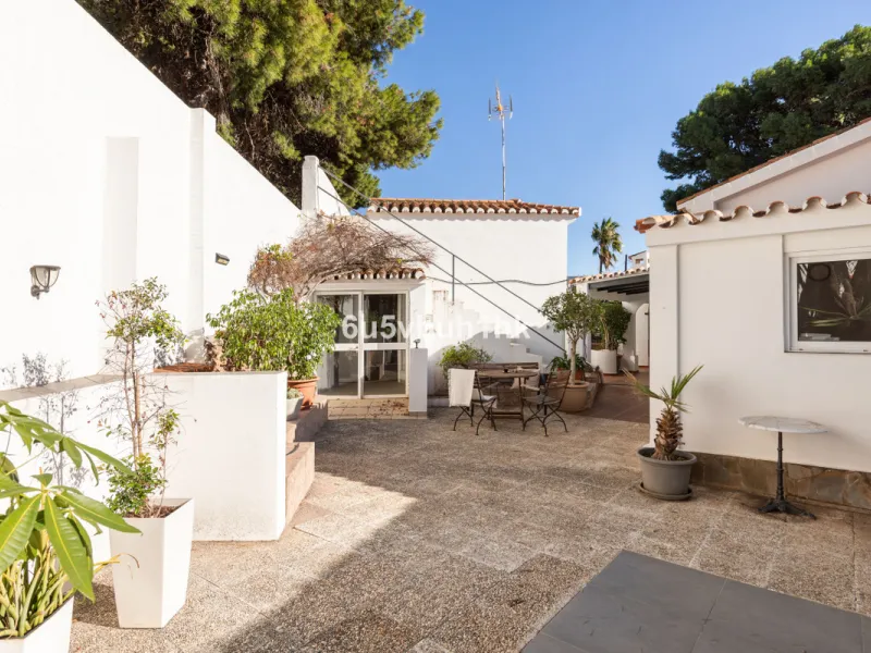 Discover this magnificent single-storey detached house located in El Pinillo, just 7 minutes' walk from the Cercanías train station, Mercadona, Carrefour, and a full range of services. Set in a quiet, family-friendly area with south-facing orientation, th