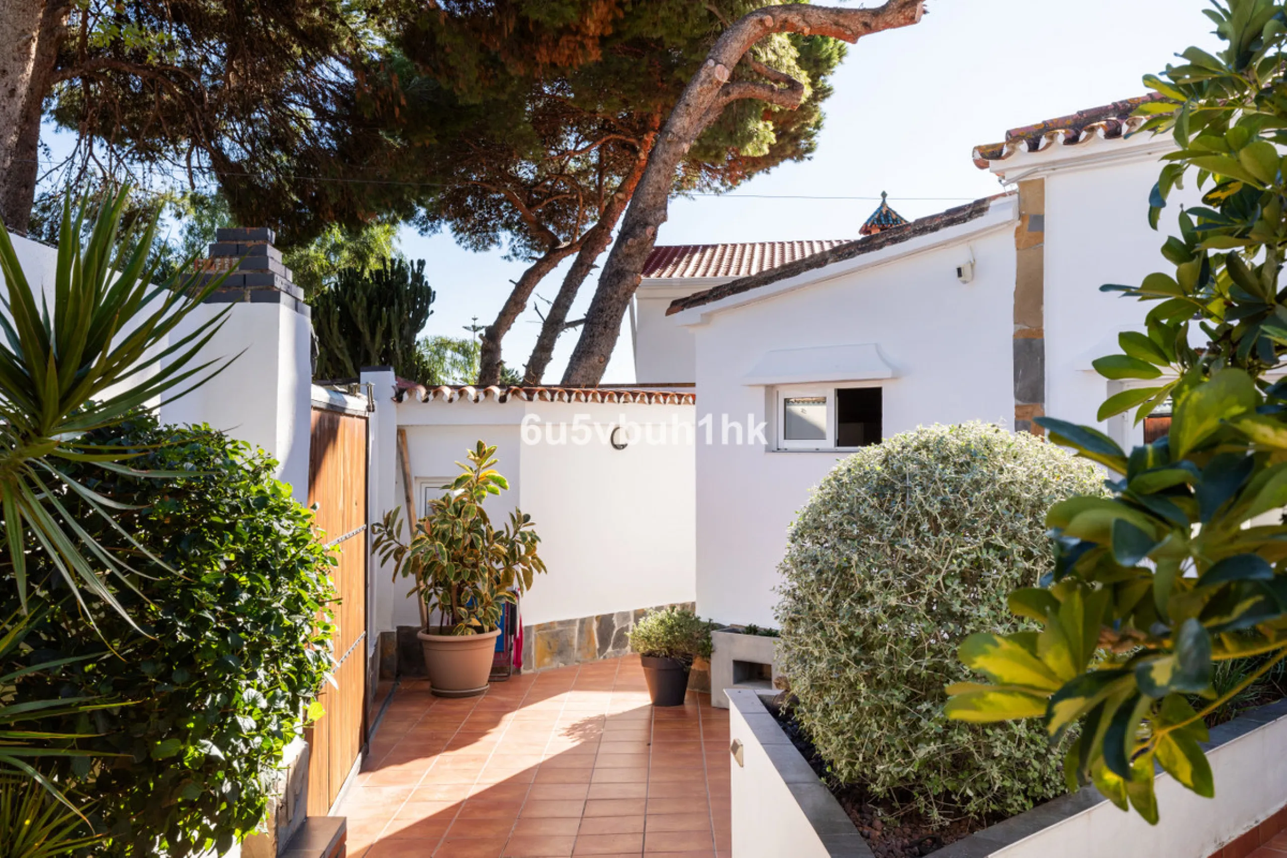 Discover this magnificent single-storey detached house located in El Pinillo, just 7 minutes' walk from the Cercanías train station, Mercadona, Carrefour, and a full range of services. Set in a quiet, family-friendly area with south-facing orientation, th