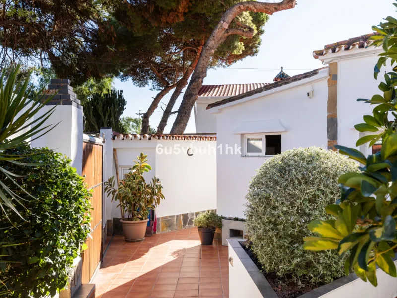 Discover this magnificent single-storey detached house located in El Pinillo, just 7 minutes' walk from the Cercanías train station, Mercadona, Carrefour, and a full range of services. Set in a quiet, family-friendly area with south-facing orientation, th